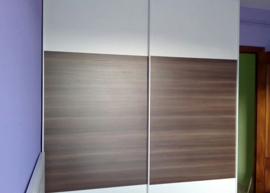 Dormitorio juvenil con armario de puertas correderas