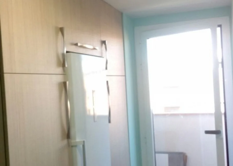 Cocina en L con lavadero independiente