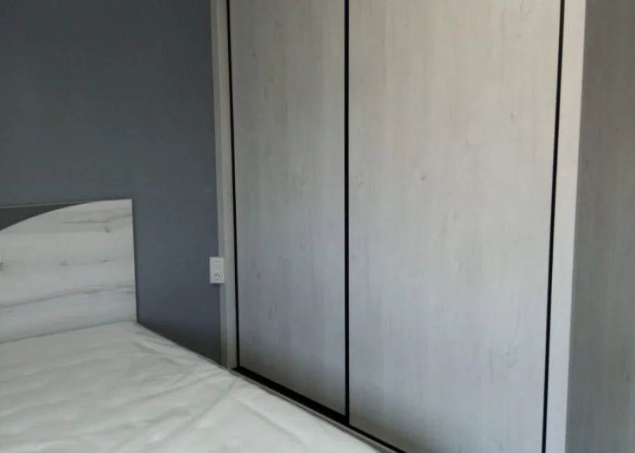 Dormitorio a medida en tonos claros con armario corredero integrado Dormitorio a medida en tonos claros con armario corredero integrado