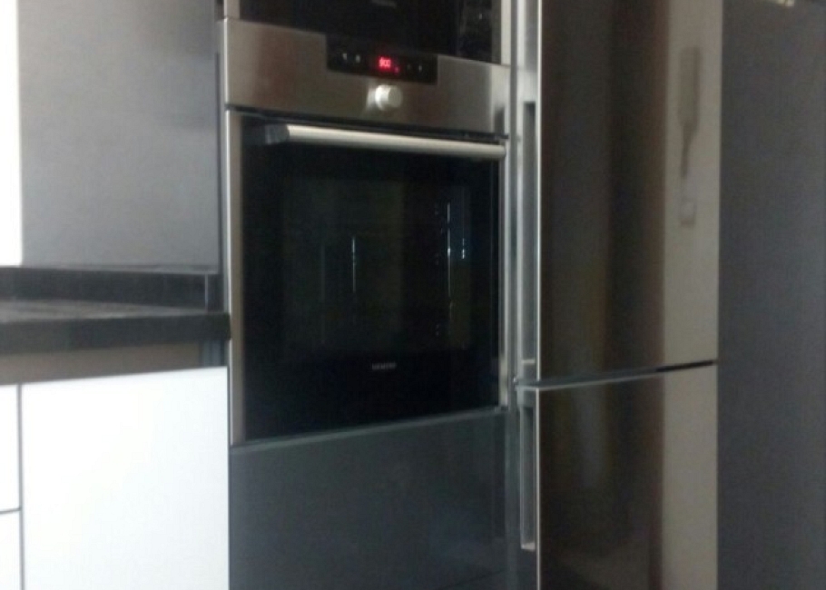 Cocina contemporánea en blanco y negro