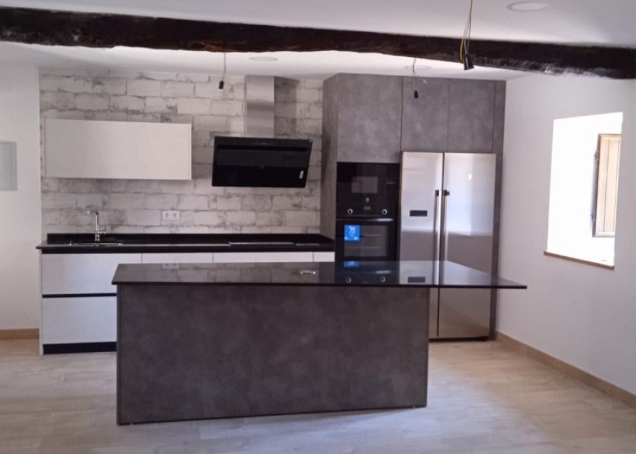 Cocina moderna con isla en espacio abierto