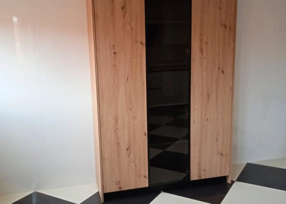 Mueble de almacenamiento en acabado madera y cristalera tintada en negro