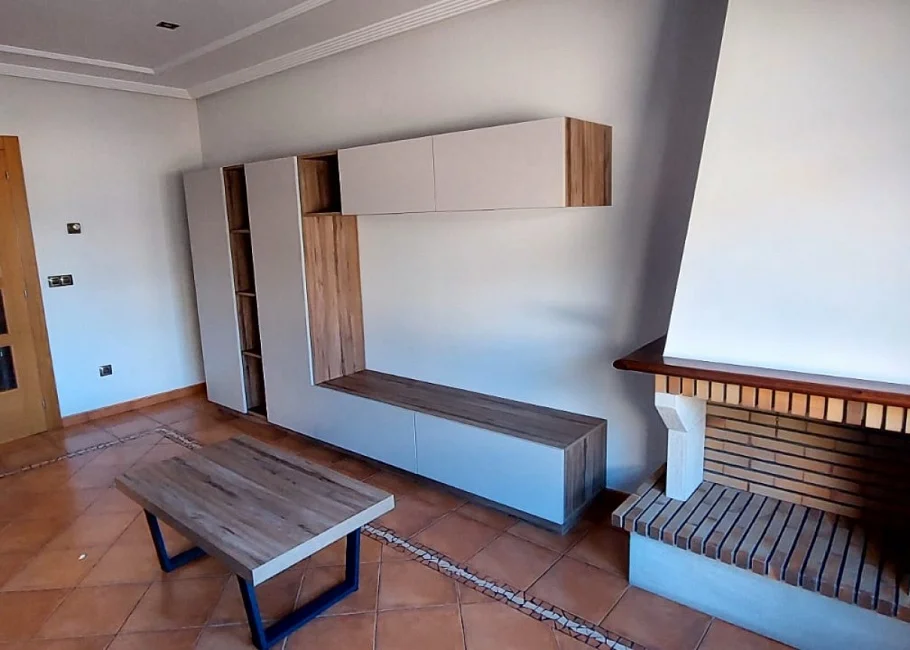 Salón moderno con mueble de diseño a medida y chimenea integrada