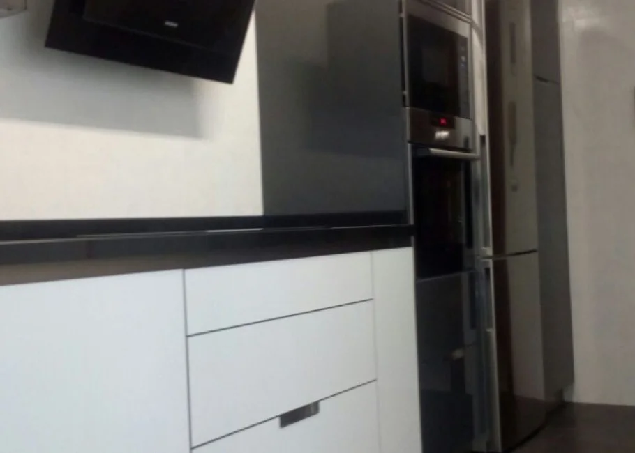 Cocina contemporánea en blanco y negro