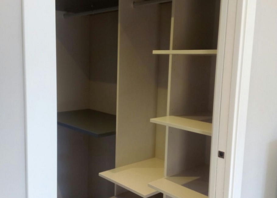 Vestidor diseñado a medida entre dormitorio y baño