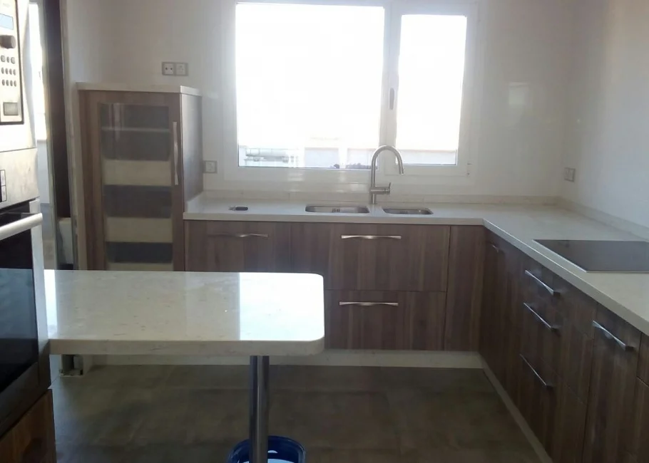 Cocina en L con lavadero independiente