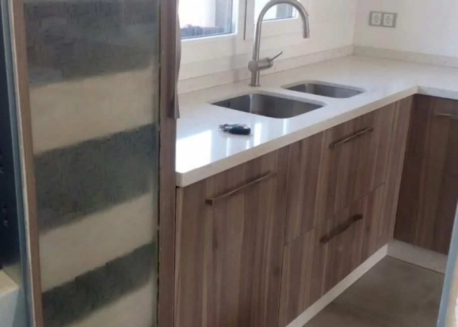 Cocina en L con lavadero independiente