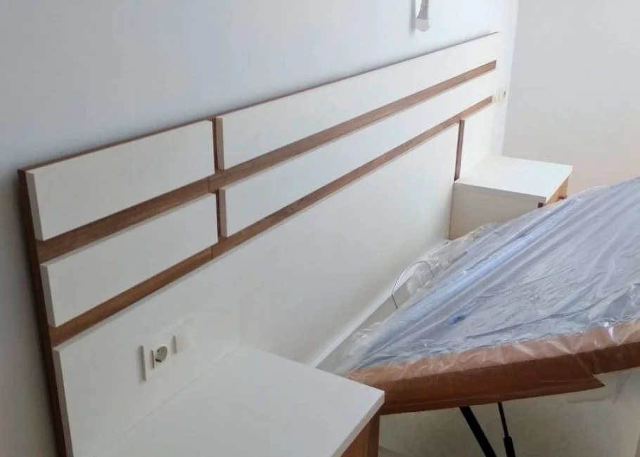 Dormitorio a medida con cama canapé abatible y armario corredero Dormitorio a medida con cama canapé abatible y armario corredero