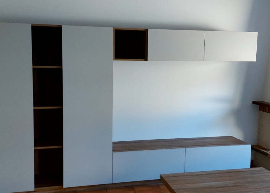 Salón moderno con mueble de diseño a medida y chimenea integrada