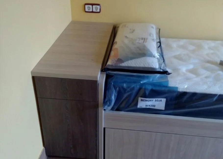Dormitorio juvenil con cama compacta con escritorio y armario modular