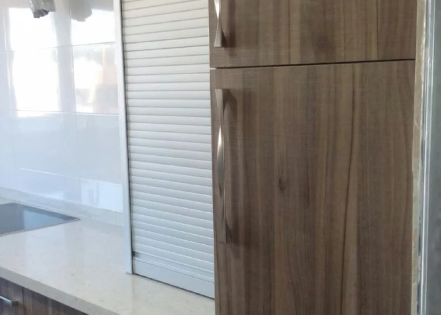 Cocina en L con lavadero independiente