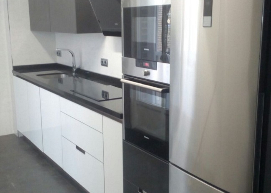 Cocina contemporánea en blanco y negro