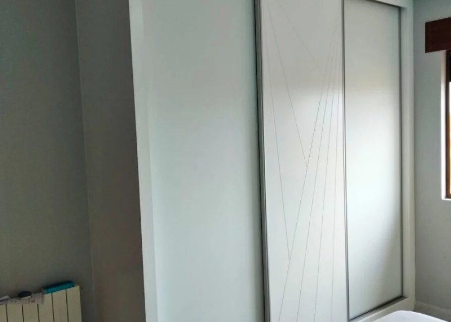 Dormitorio moderno lacado blanco con cabecero tapizado y armario corredero a medida Dormitorio moderno lacado blanco con cabecero tapizado y armario corredero a medida