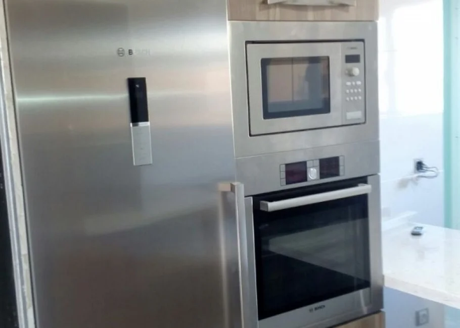 Cocina en L con lavadero independiente