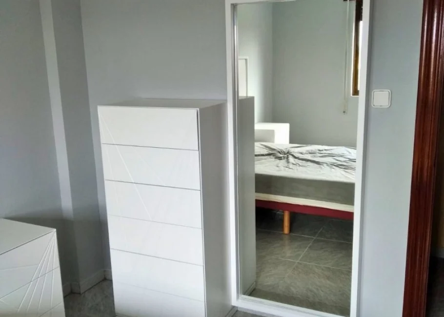 Dormitorio moderno lacado blanco con cabecero tapizado y armario corredero a medida Dormitorio moderno lacado blanco con cabecero tapizado y armario corredero a medida