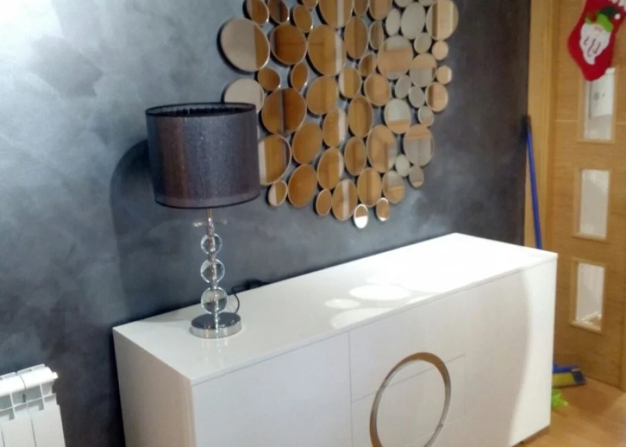 Recibidor moderno con aparador en blanco brillo y espejo de diseño