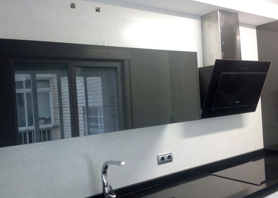 Cocina contemporánea en blanco y negro