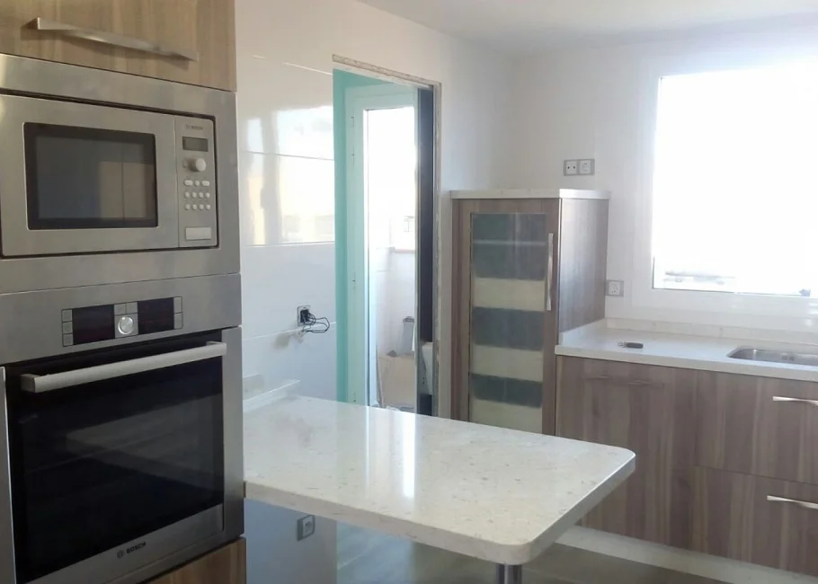 Cocina en L con lavadero independiente