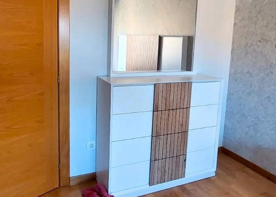 Dormitorio moderno con cama abatible y cabecero en madera alistonada