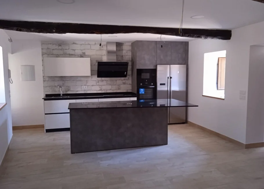 Cocina moderna con isla en espacio abierto