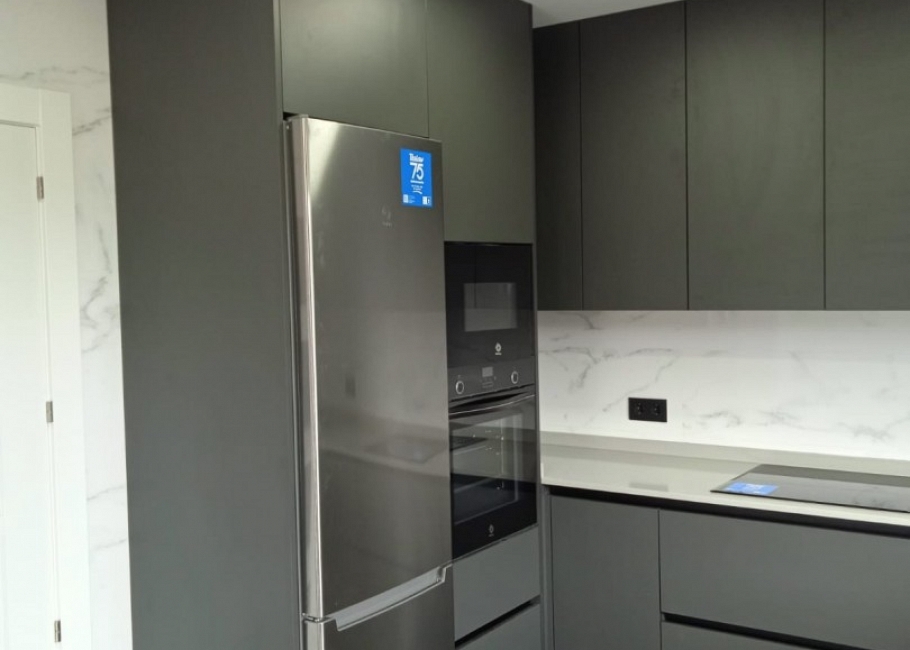 Cocina moderna en tonos antracita con encimera efecto mármol