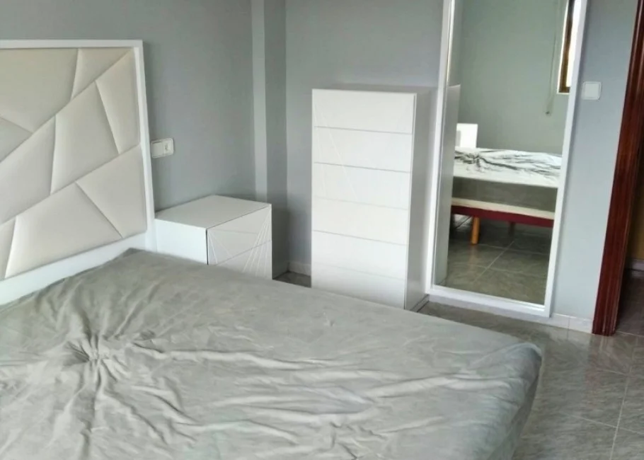 Dormitorio moderno lacado blanco con cabecero tapizado y armario corredero a medida Dormitorio moderno lacado blanco con cabecero tapizado y armario corredero a medida