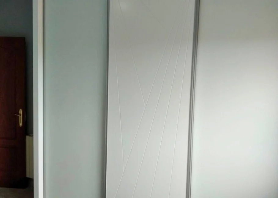 Dormitorio moderno lacado blanco con cabecero tapizado y armario corredero a medida Dormitorio moderno lacado blanco con cabecero tapizado y armario corredero a medida
