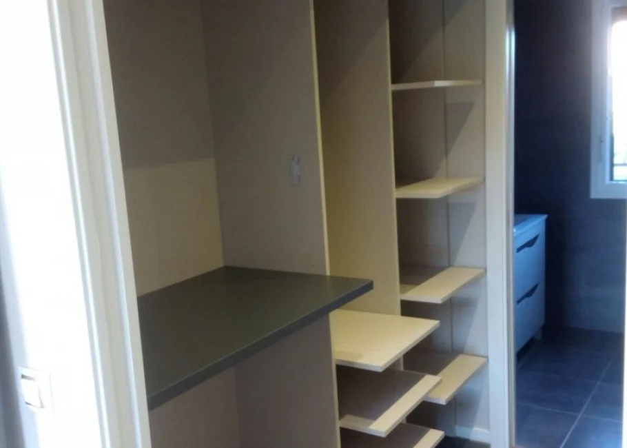 Vestidor diseñado a medida entre dormitorio y baño Vestidor diseñado a medida entre dormitorio y baño