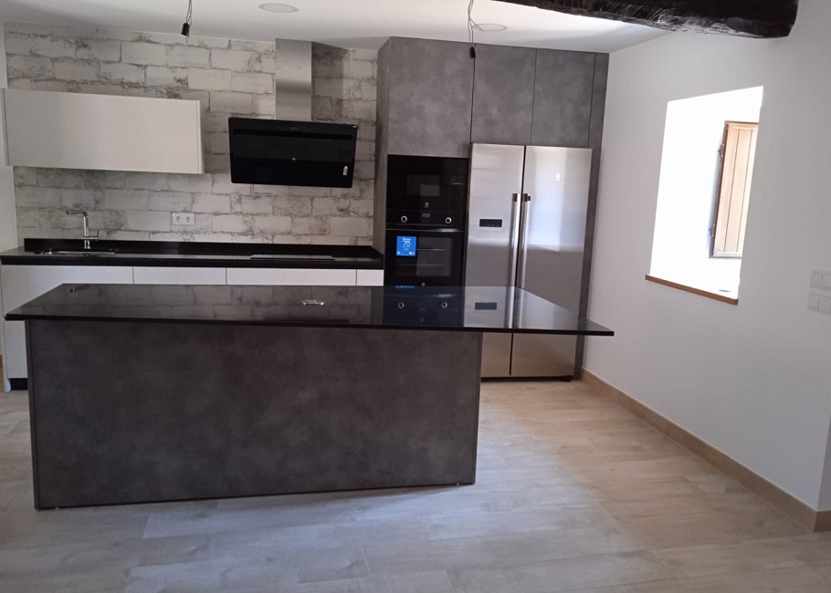 Cocina moderna con isla en espacio abierto