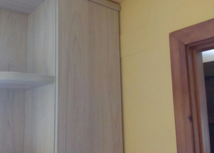 Dormitorio juvenil con cama compacta con escritorio y armario modular