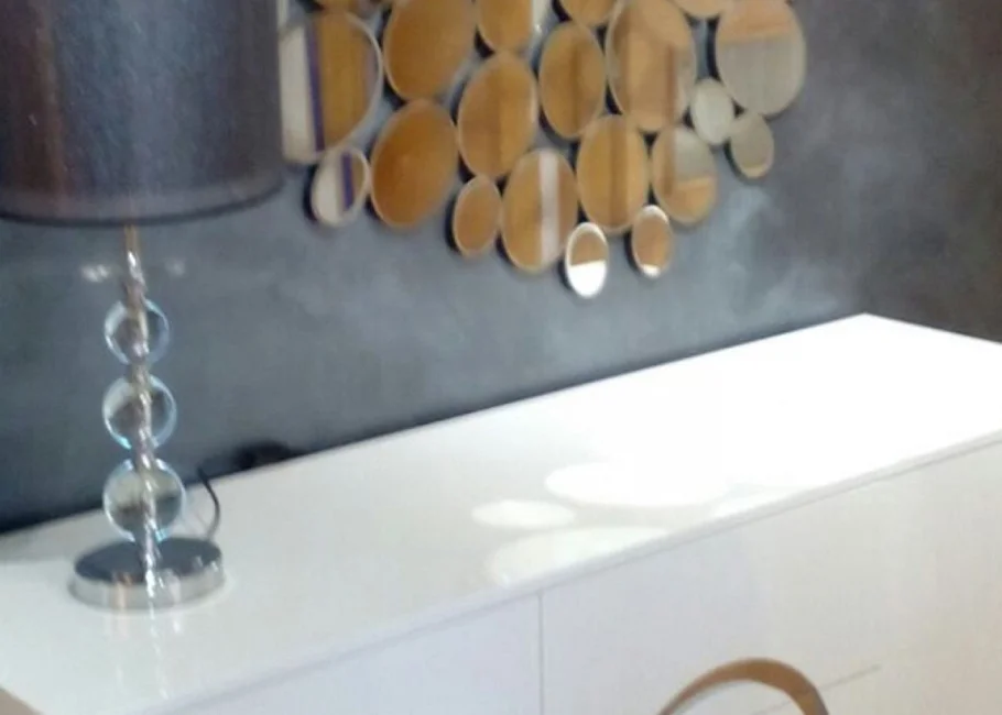 Recibidor moderno con aparador en blanco brillo y espejo de diseño