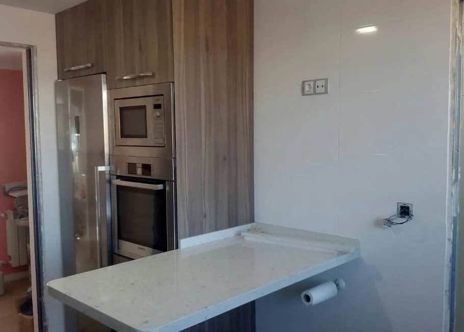 Cocina en L con lavadero independiente