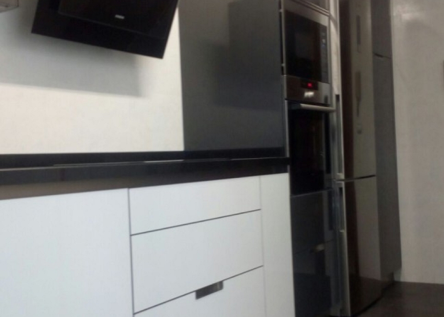 Cocina contemporánea en blanco y negro