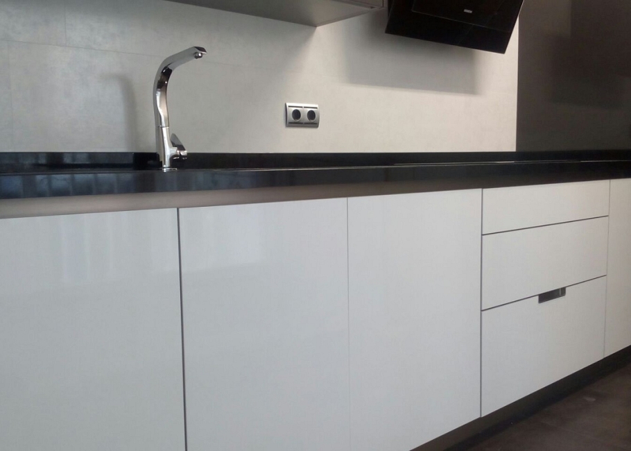 Cocina contemporánea en blanco y negro