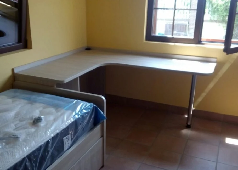 Dormitorio juvenil con cama compacta con escritorio y armario modular