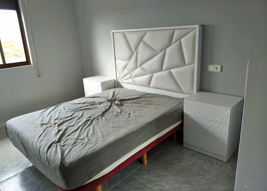 Dormitorio moderno lacado blanco con cabecero tapizado y armario corredero a medida Dormitorio moderno lacado blanco con cabecero tapizado y armario corredero a medida