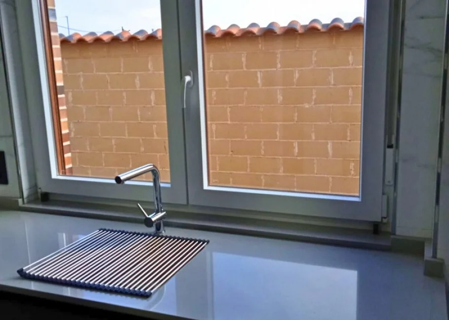 Cocina moderna en tonos antracita con encimera efecto mármol