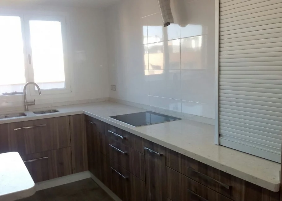 Cocina en L con lavadero independiente