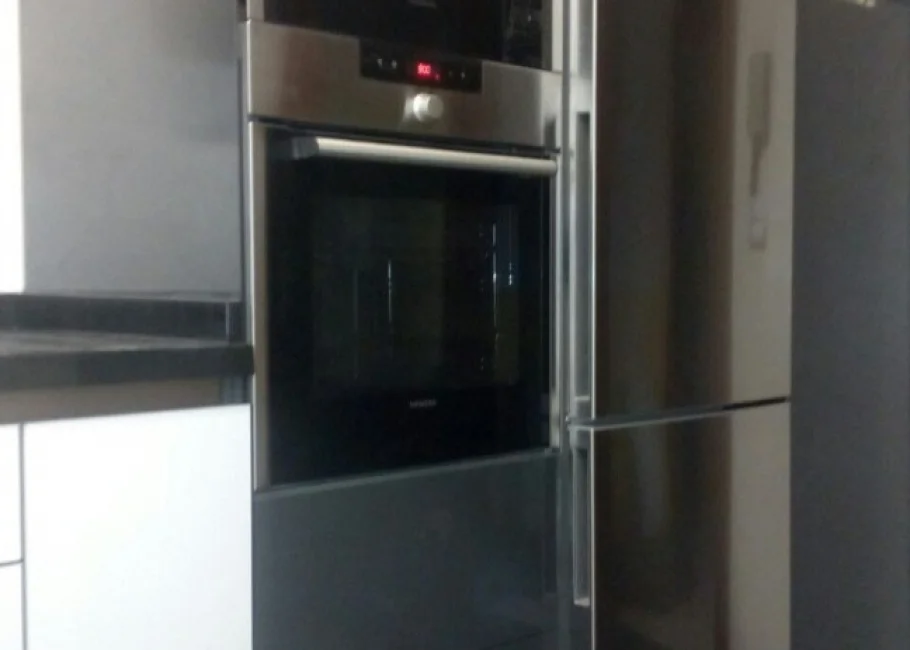 Cocina contemporánea en blanco y negro