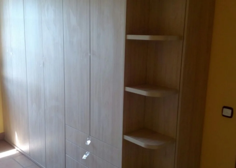 Dormitorio juvenil con cama compacta con escritorio y armario modular