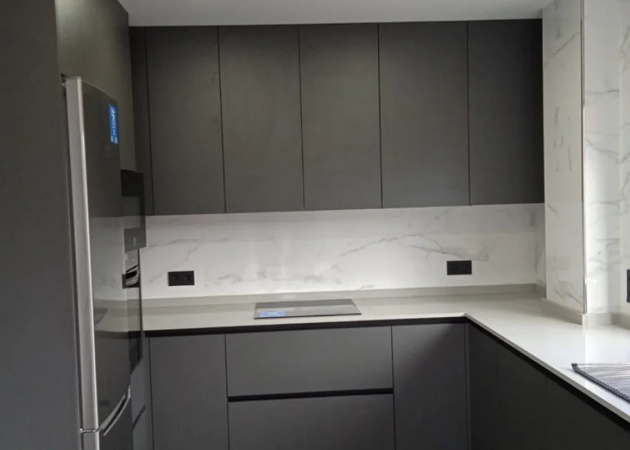 Cocina moderna en tonos antracita con encimera efecto mármol