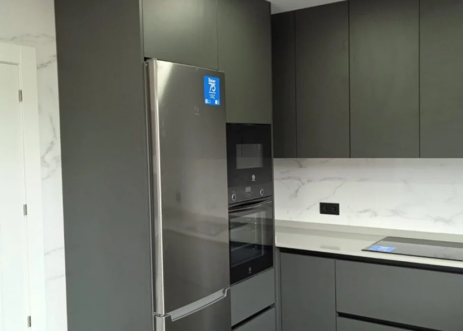 Cocina moderna en tonos antracita con encimera efecto mármol