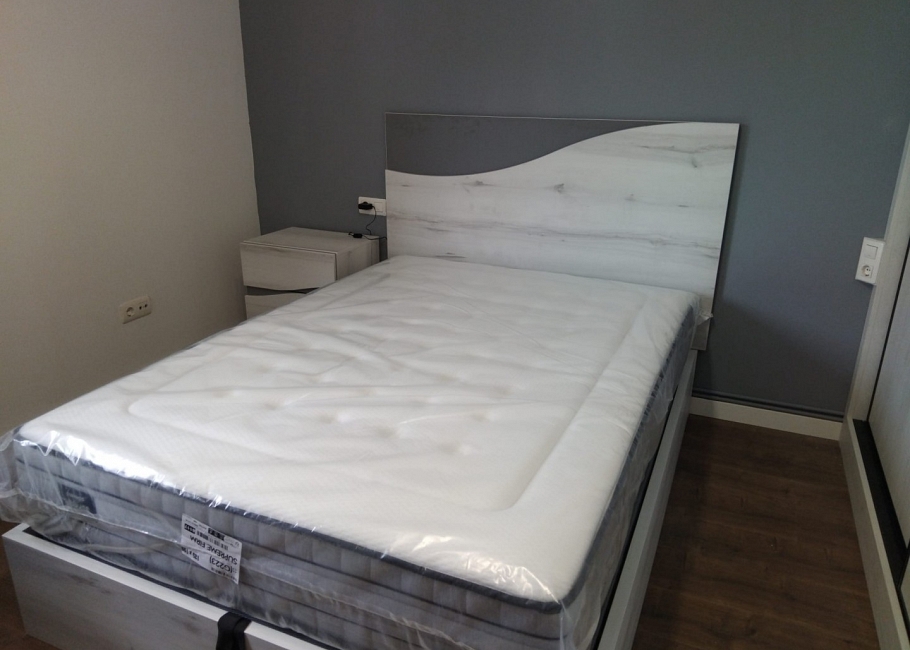 Dormitorio a medida en tonos claros con armario corredero integrado